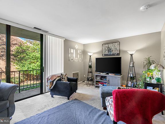 4th image of 738 Quince Orchard Blvd APT 102