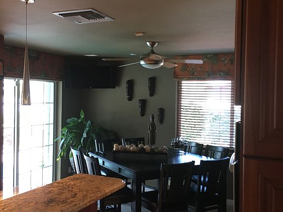 Island and Eat-In Area
