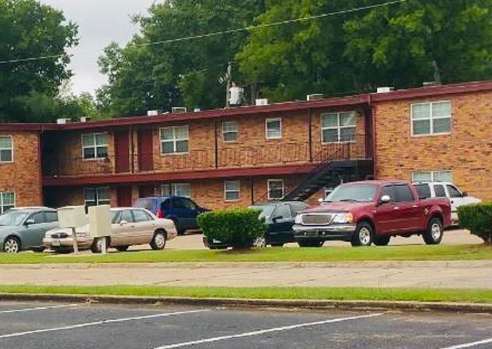 1st image of 425 & 50 Westlawn Dr