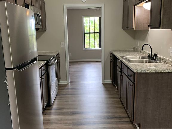 3rd image of 902 Hillwood Dr #A