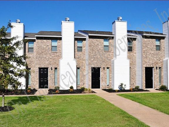 2nd image of 701 Navarro Dr #D
