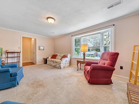 4th image of 720 Bonnie Ln
