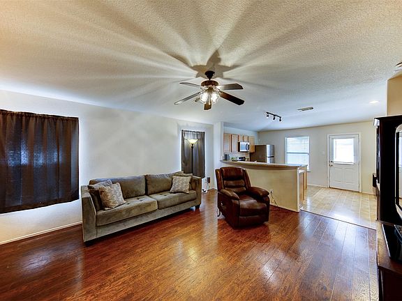 4th image of 2027 Wooded Oaks Dr