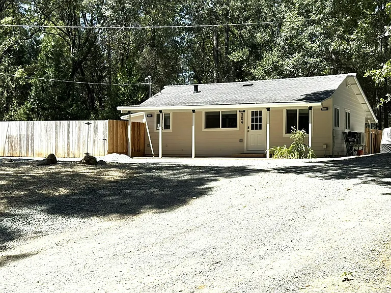 204 Lambert Ln — Photo 4