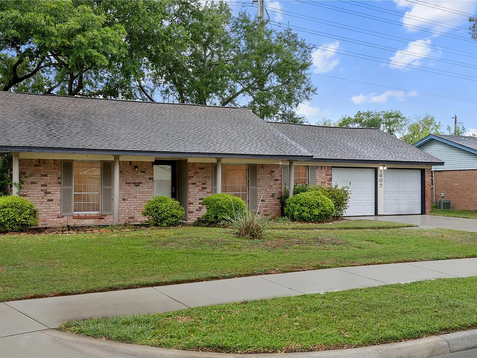 1607 Buescher Dr