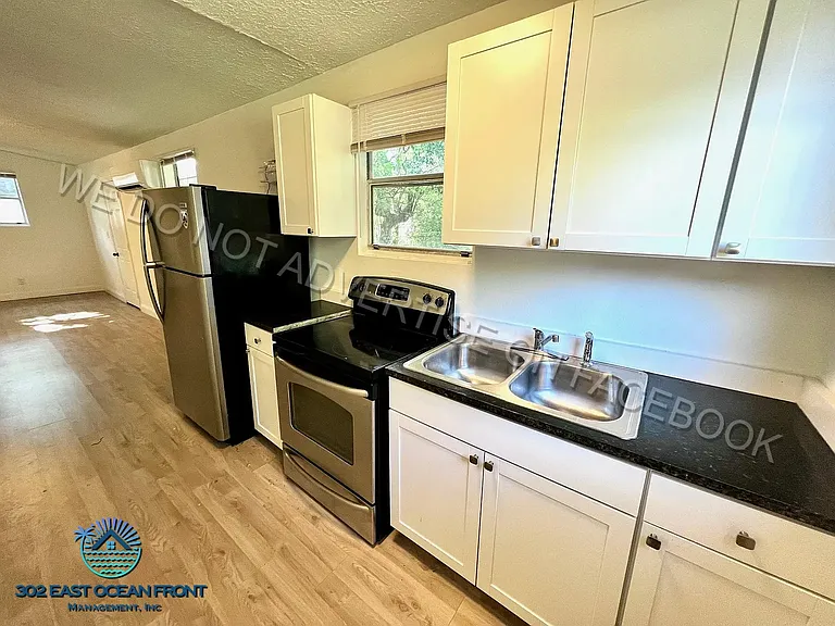 1558 Swift St — Photo 16