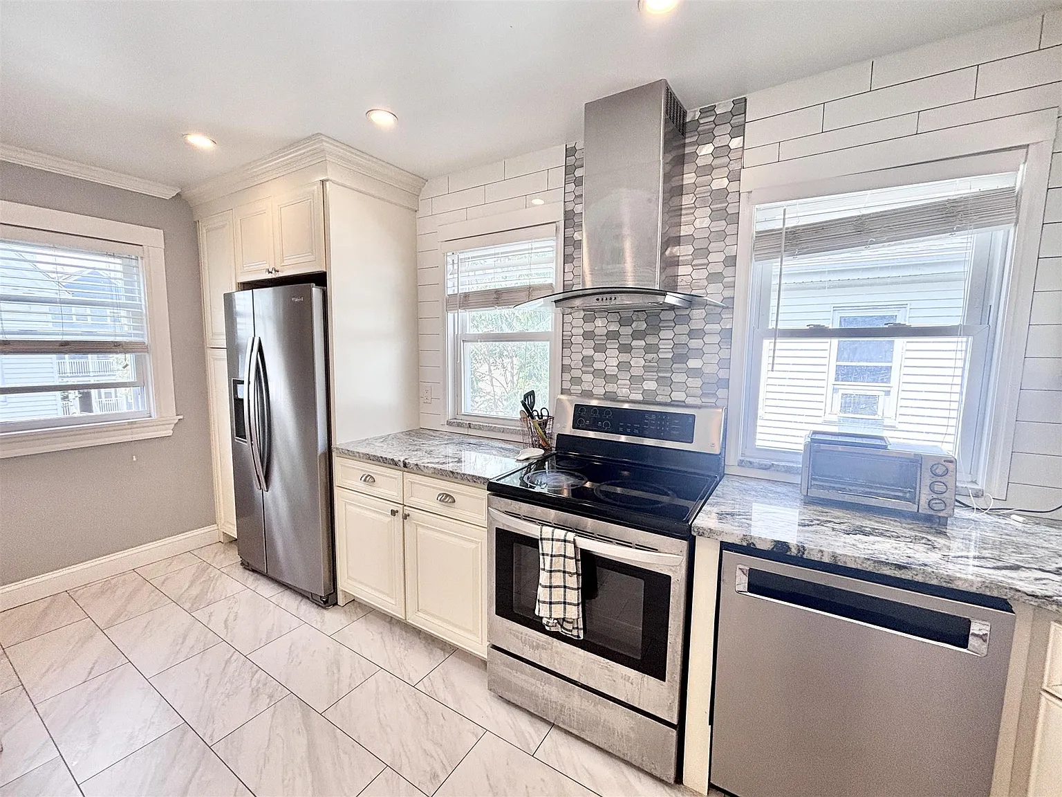 2 bed, 800 sqft, $3,600 — Photo 4