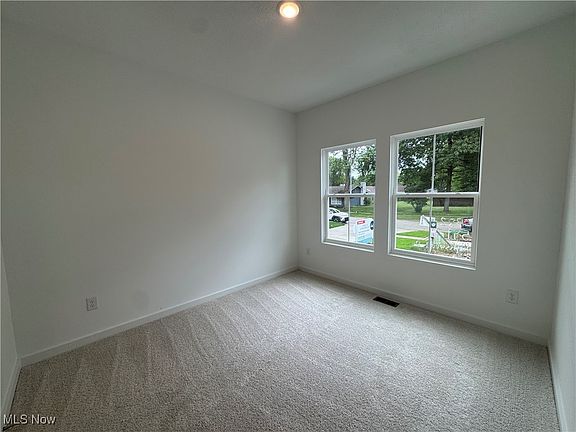 3rd image of 591 Wyleswood Dr