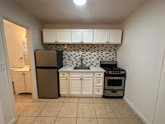 3rd image of 1040 E Fairmount Ave APT 6