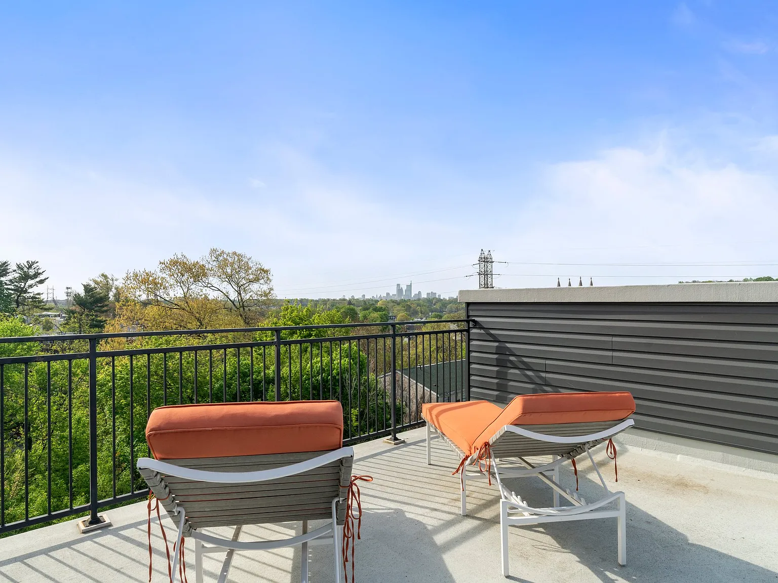 4 bed, 2300 sqft, $6,500 — Photo 2