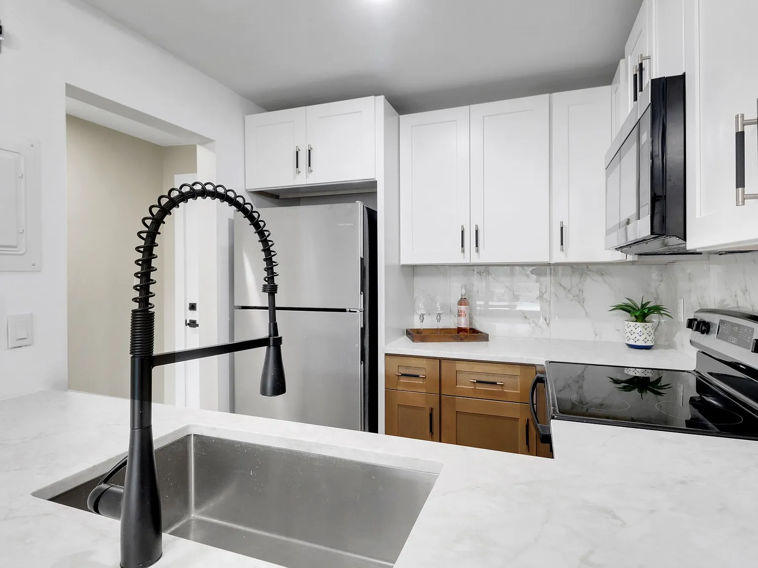 2 bed, 886 sqft, $2,500 — Photo 2