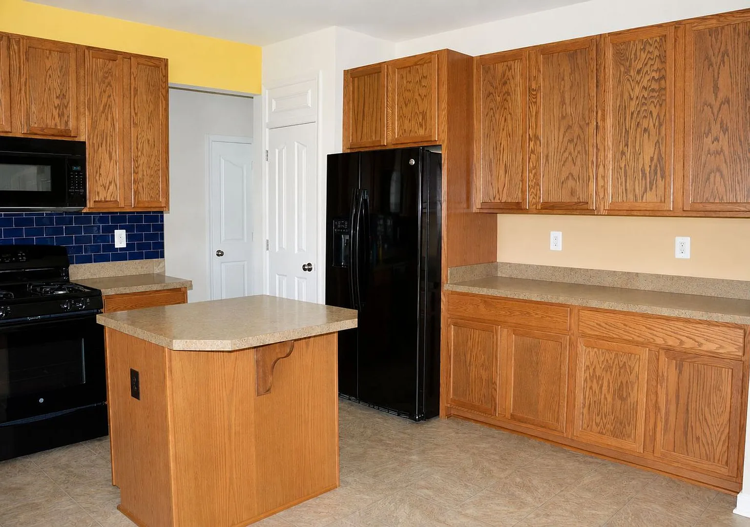 Charming Colonial in Magnolia Green — Photo 3