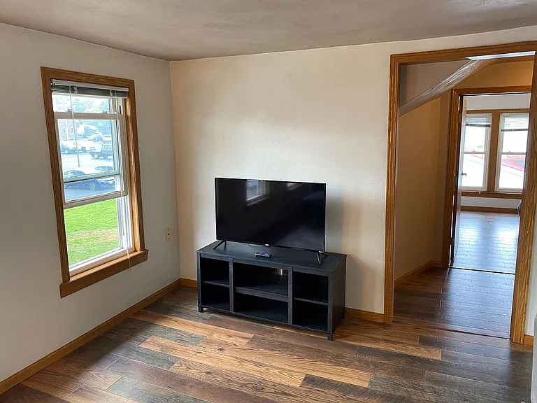 410 N Maple Ave — Photo 8