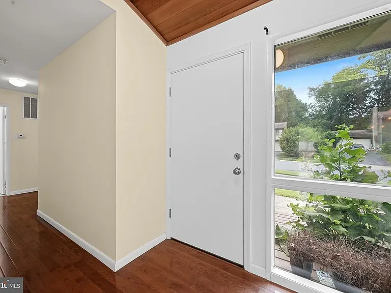 8811 Burbank Rd — Photo 6