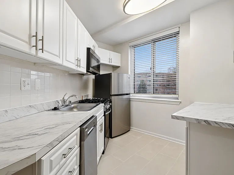 Quebec House Apartments — Photo 15