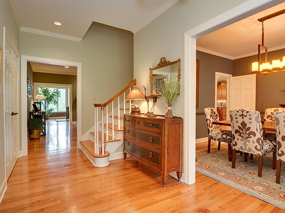 5th image of 300 Willow Lake Ct