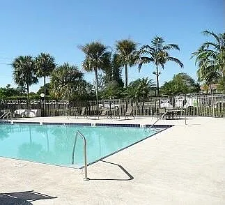 1545 Lake Crystal Dr — Photo 2