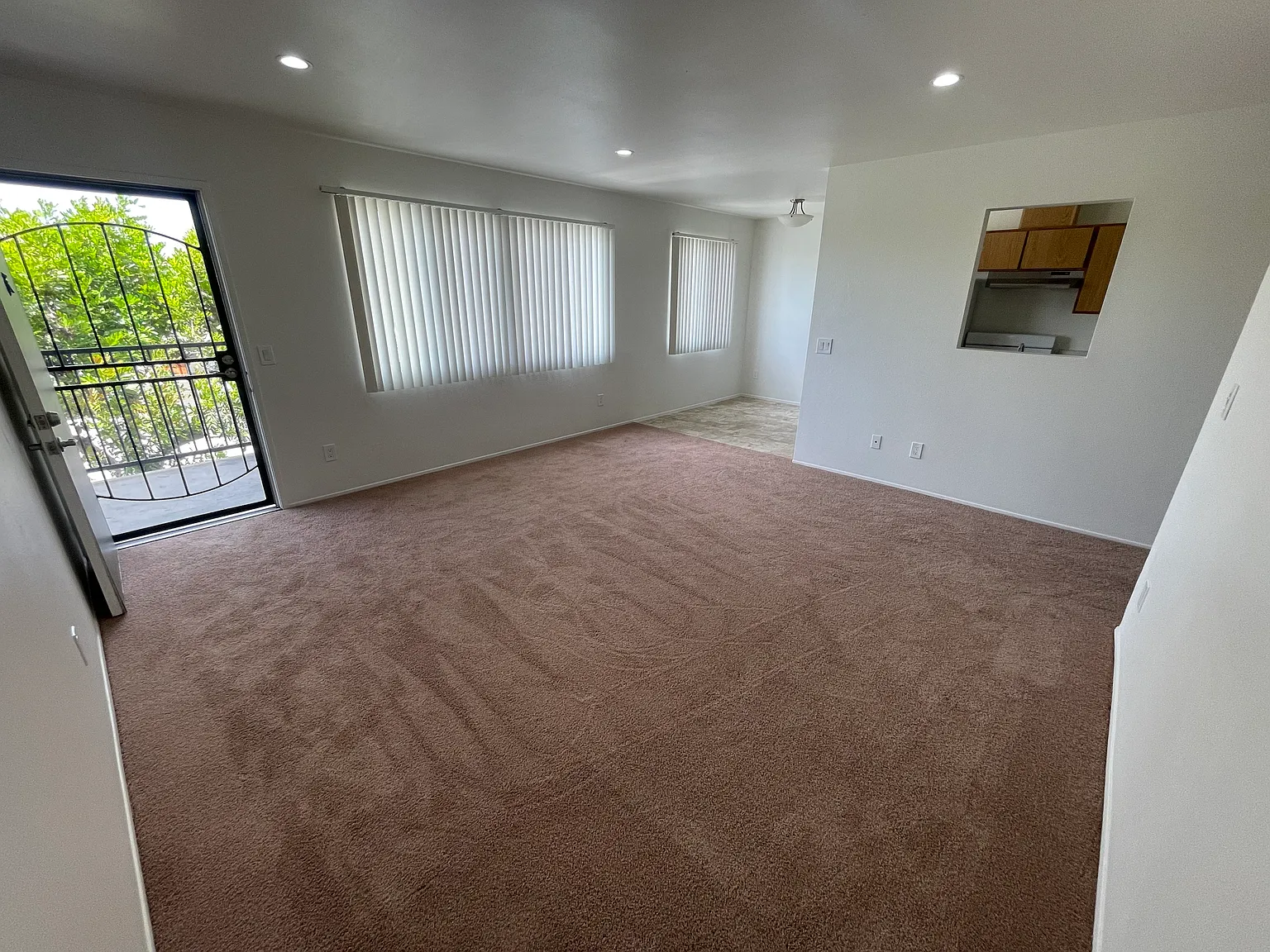 2 bed, 750 sqft, $2,124 — Photo 3