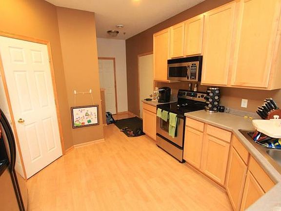 4th image of 379 Frederick Cir