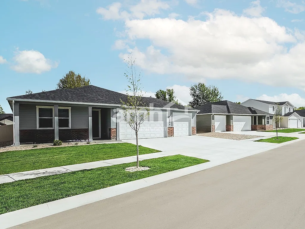 4 bed, 2.5 bath, 2241 sqft, $2,930 — Photo 3