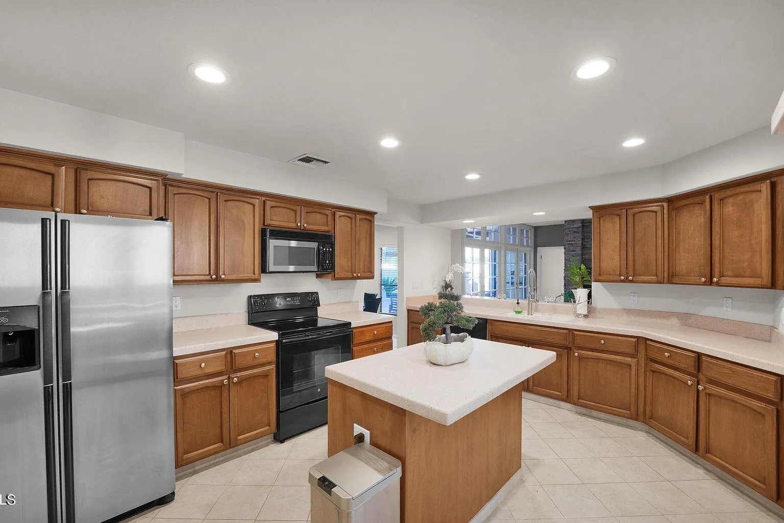 9709 E Mountain View Rd — Photo 4