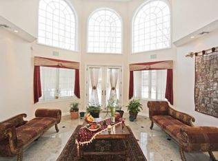 8 Helen Dr, Roslyn Heights, NY 11577