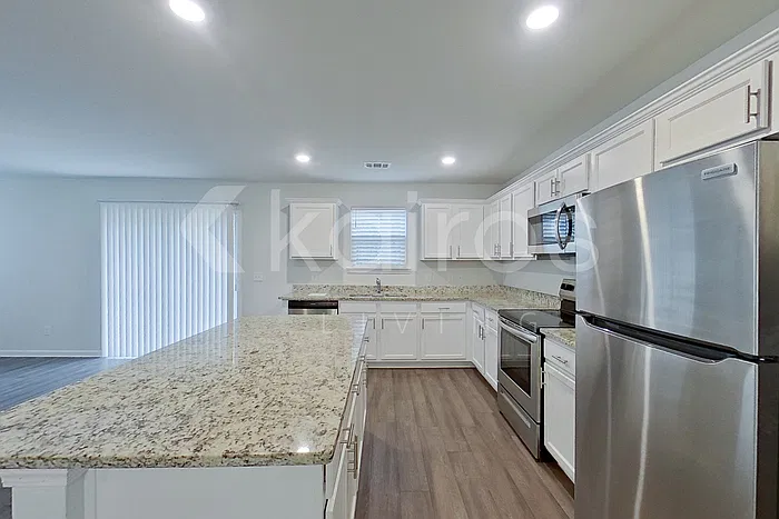 3 bed, 2.5 bath, 2112 sqft, $2,045 — Photo 4