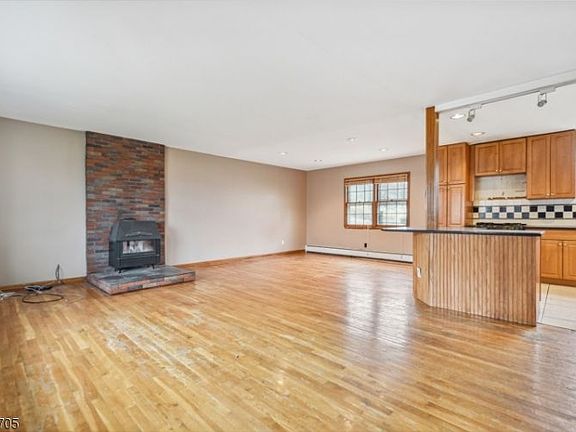 4th image of 4 Linda Ln