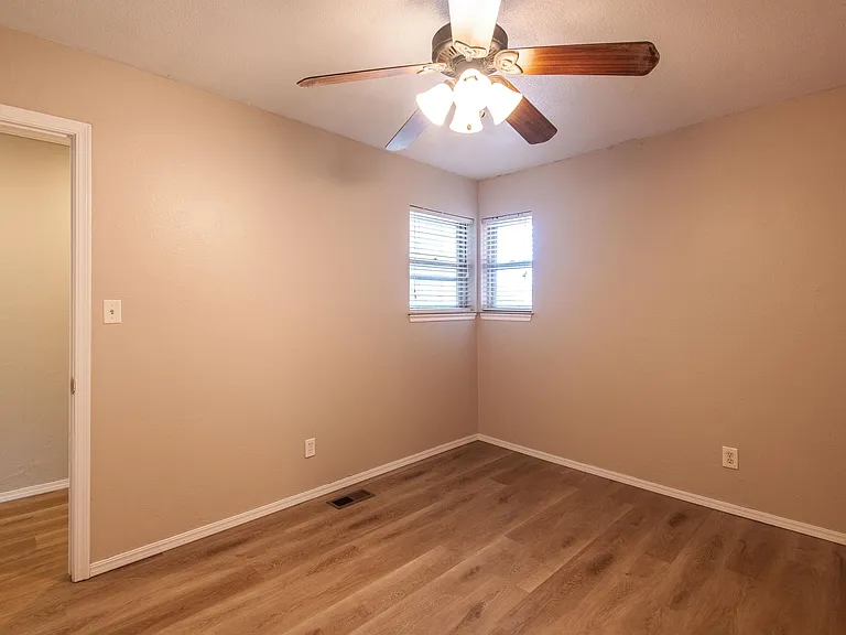 205 E 30th St #1 — Photo 20