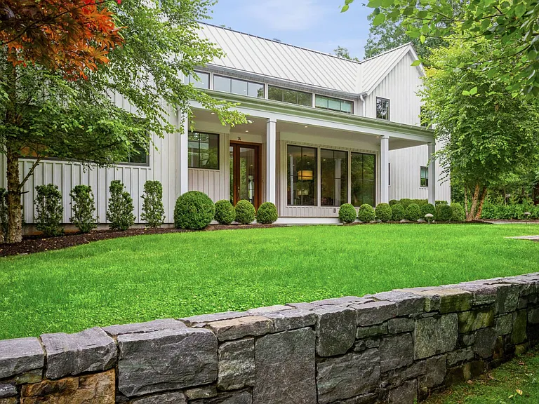 74 Hillside Dr E — Photo 3