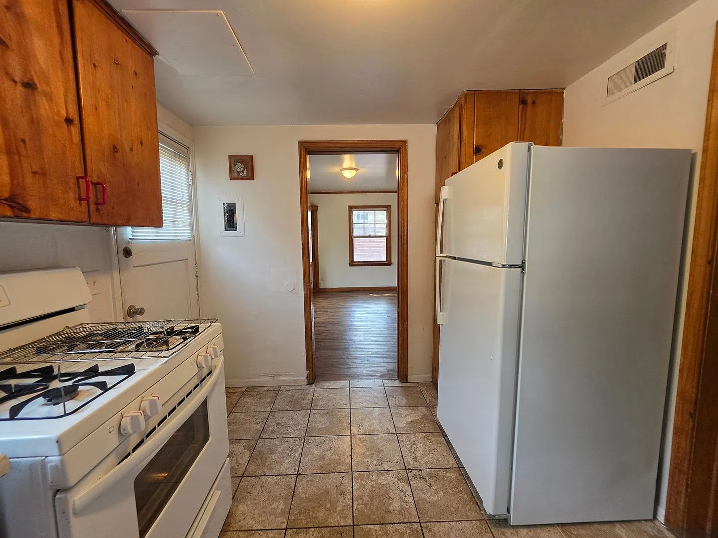 3 bed, 2 bath Two Story House in Goss/Grove. Close to campus. — Photo 2