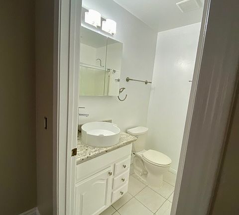 4th image of 412 W B St APT A