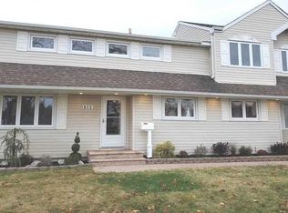 672 N Dyre Ave, West Islip, NY 11795