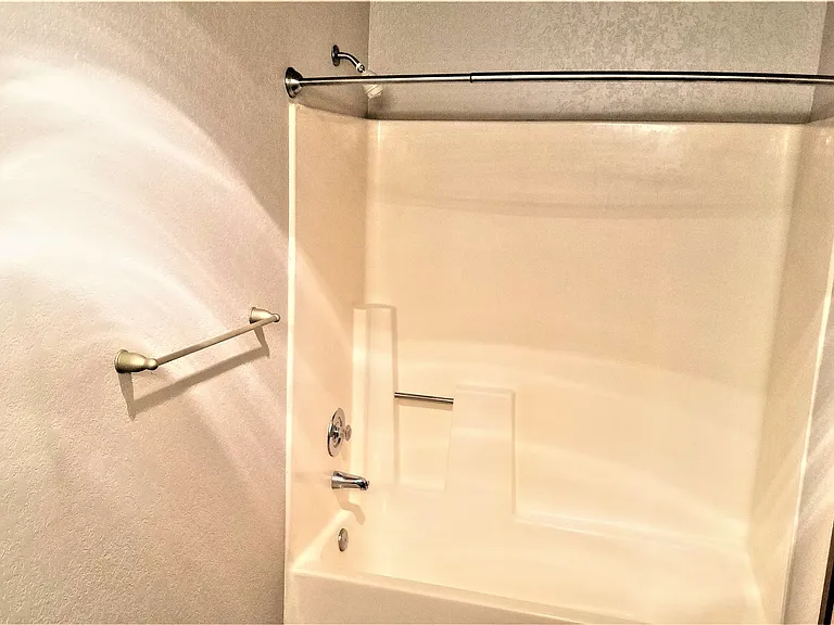 Tub/Shower in Full Bath