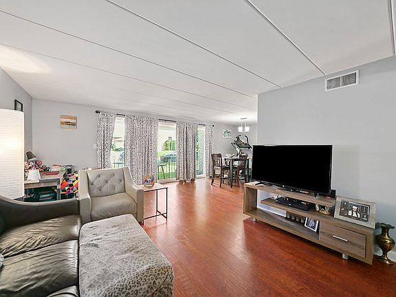 3rd image of 5625 W 104th St
