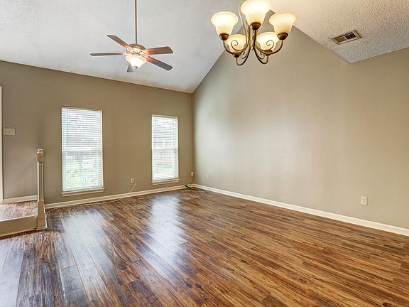 3rd image of 105 Williamsburg Cir #C