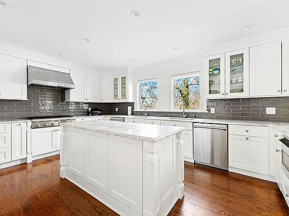 3rd image of 747 W 231st St