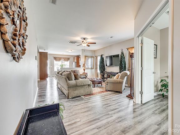 4th image of 806 Summerlake Dr