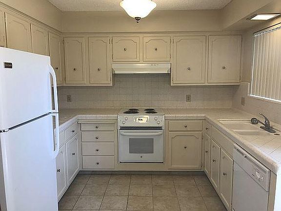 5th image of 372 W Bullard Ave