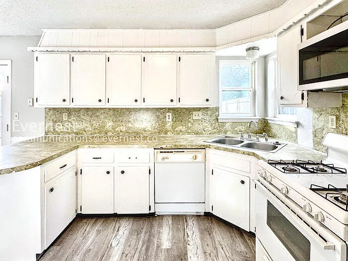 1756 S Pine Ave — Photo 5