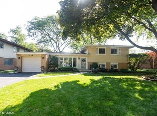 909 S Country Ln, Mount Prospect, IL 60056