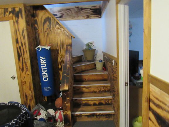 5th image of 627 Frederick St