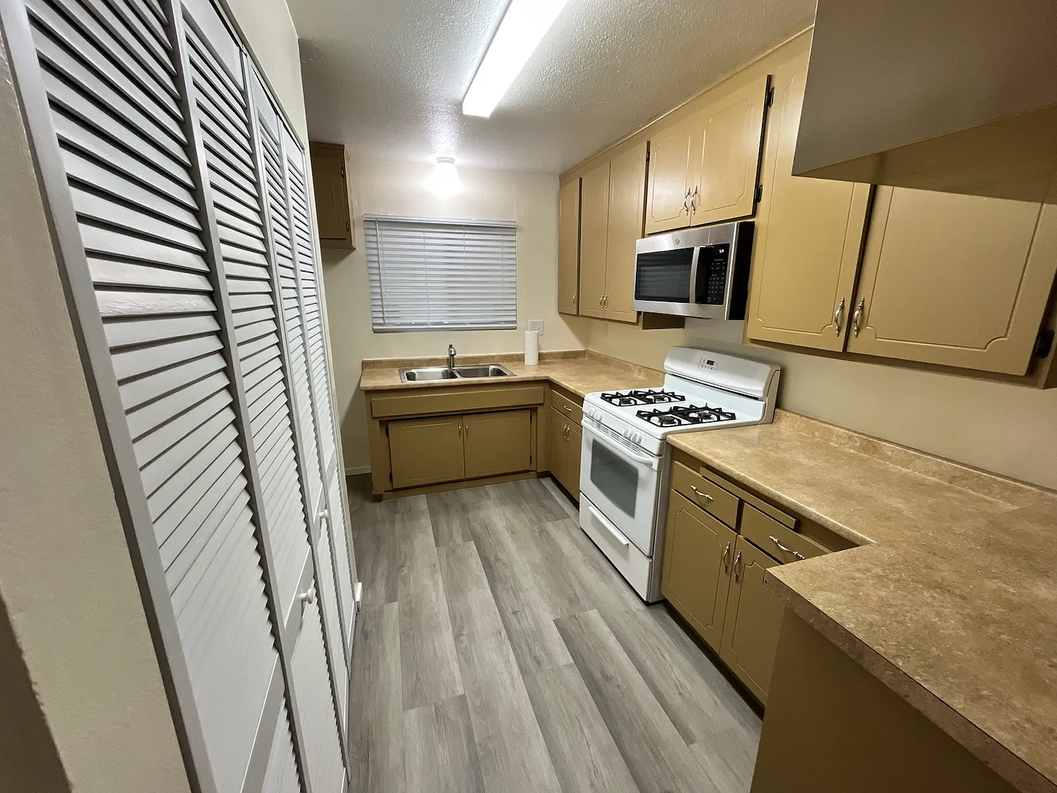660 E Lee Pl — Photo 2