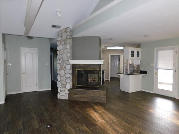 3rd image of 504 Briarwood Ln