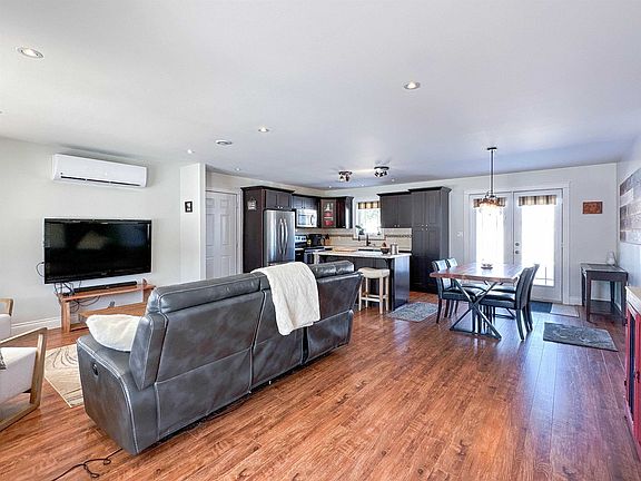 5th image of 734 Stead Rd