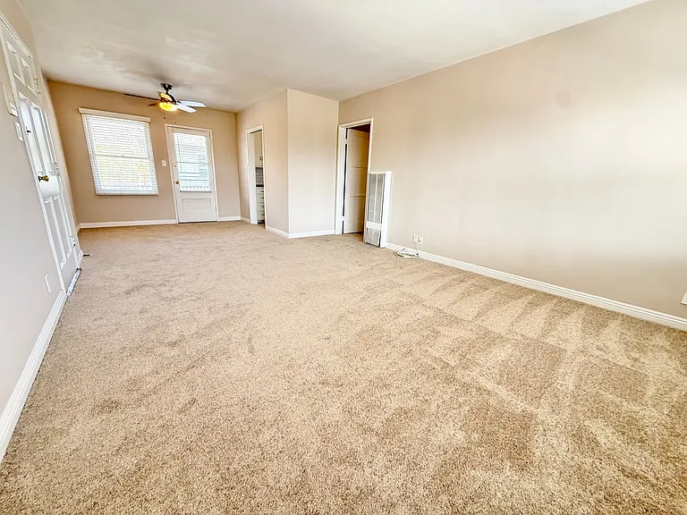Beautiful Park Estates Apartment for Rent — Photo 1