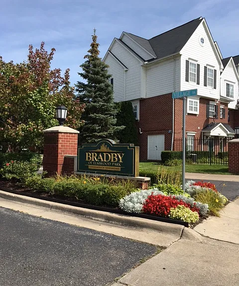1376 Village Dr — Photo 1