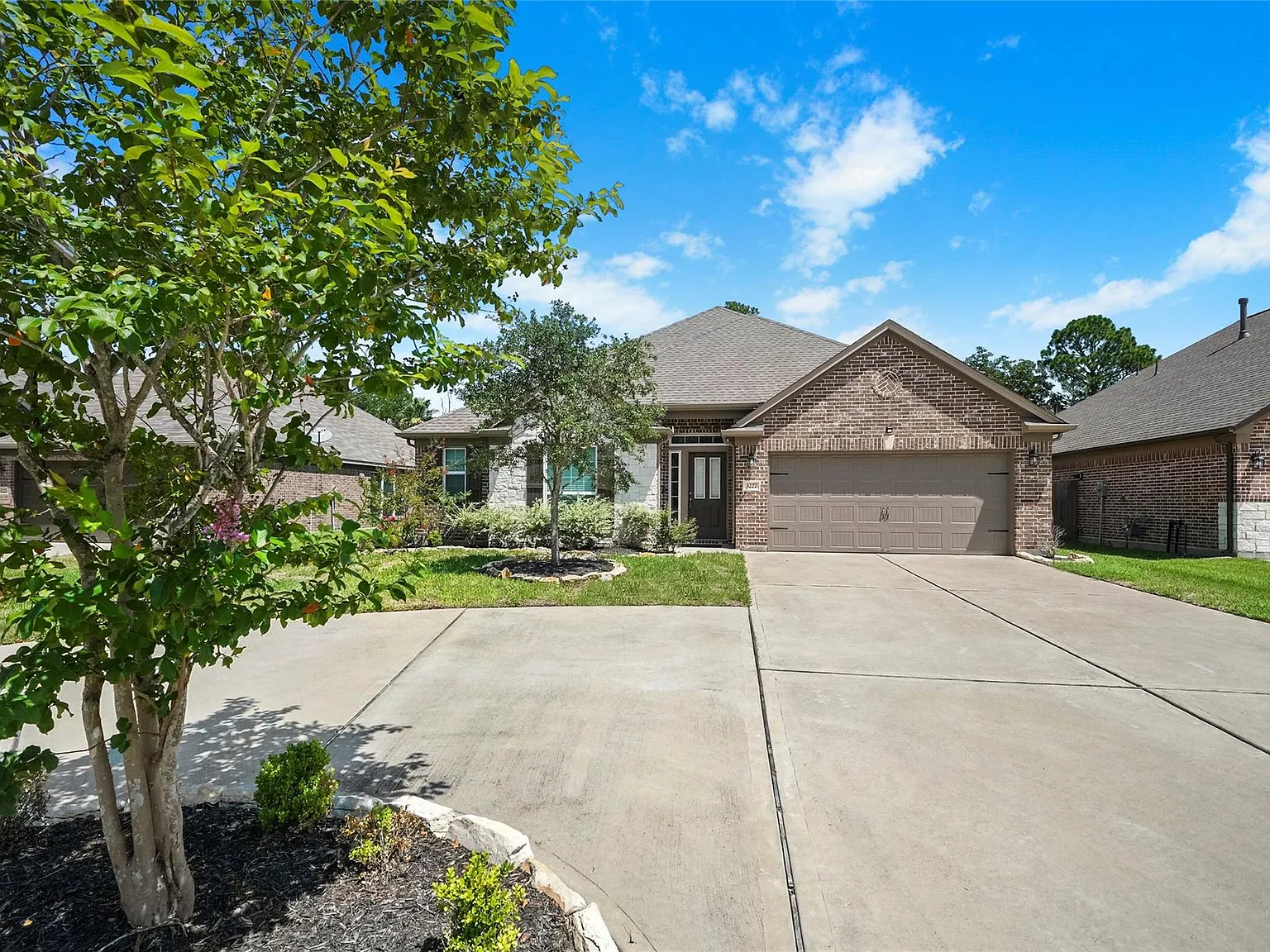 3 bed, 2.0 bath, 2008 sqft, $2,300 — Photo 2
