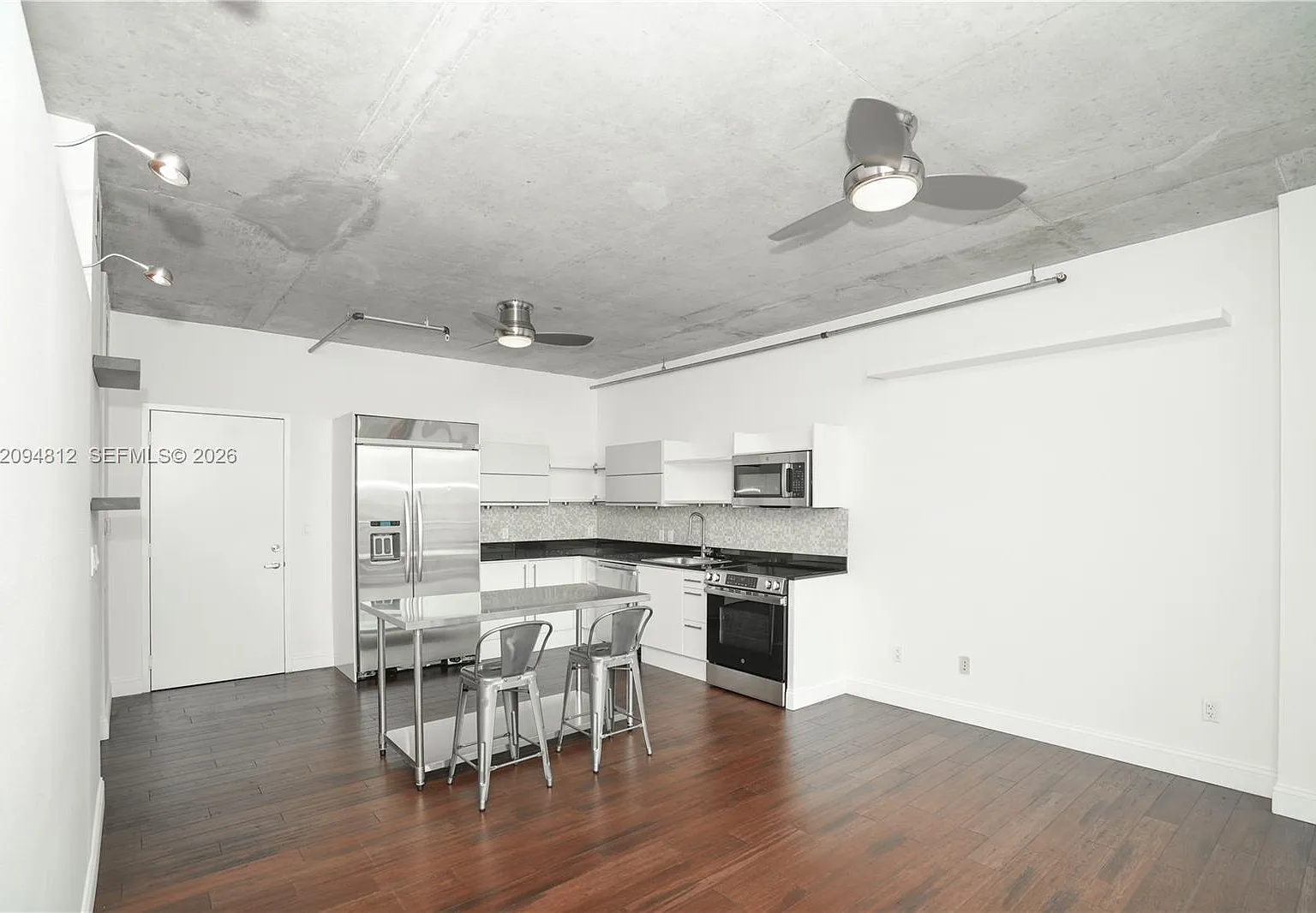 Neo Vertika Condo — Photo 4