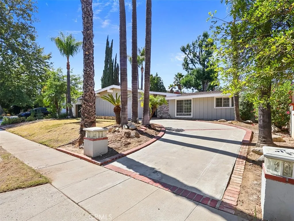 3 bed, 2.5 bath, 2033 sqft, $6,200 — Photo 2